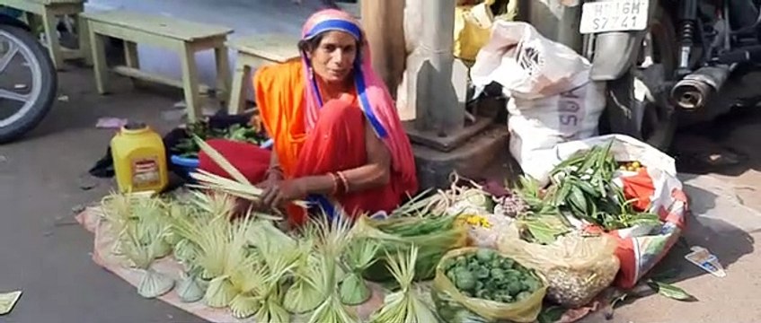 चौक बाजार छतरपुर में धतूरा, मदार समेत अन्य फ ल-फूल की बिक्री करती महिला दुकानदार