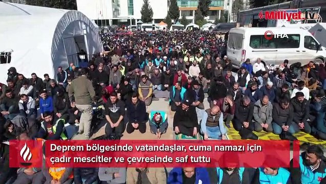 Deprem bölgesinde vatandaşlar, cuma namazı için çadır mescitler ve çevresinde saf tuttu