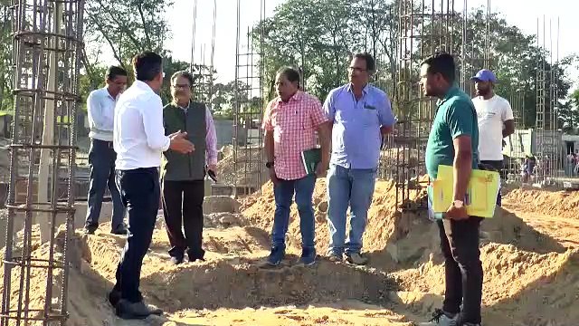 कलेक्टर ने किया निर्माणाधीन भवन का निरीक्षण