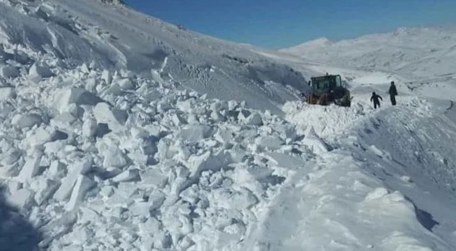 Mahalle yoluna çığ düştü… Son anda kurtuldu