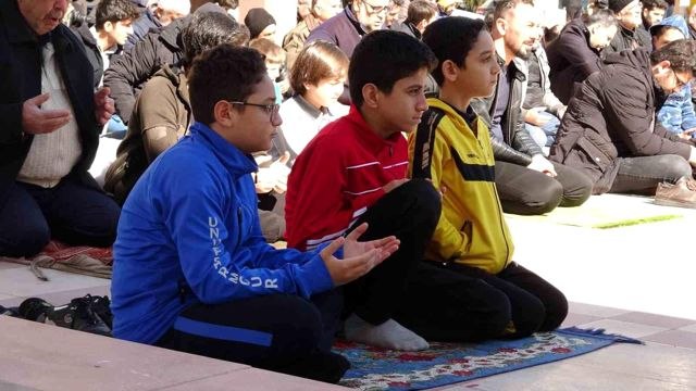 Depremde yaşamını yitirenler için Cuma namazının ardından gıyabi cenaze namazı kılındı