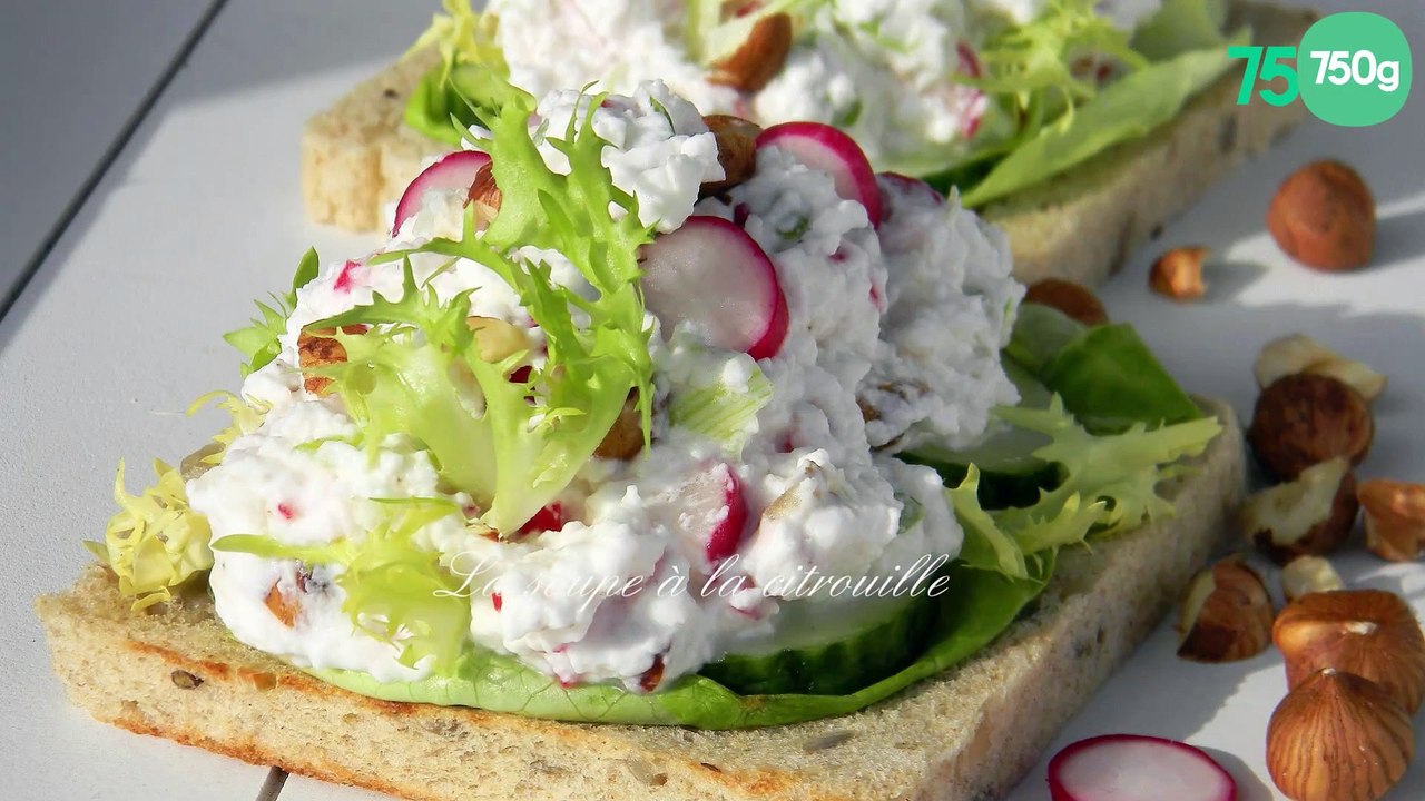 Tartines de chèvre frais aux radis roses et noisettes