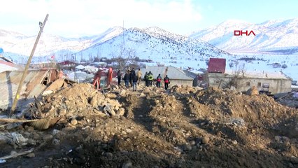 Enkaz kaldırıldı, evleri yıkılan anne ve kızı bulunamadı