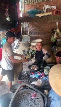 Vợ khóc khi chồng tặng bó hoa tiền gói vội, khi xem người tặng là tất cả thì quà vô giá