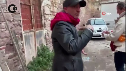 Ayvalık sokaklarında gezen fok balığı