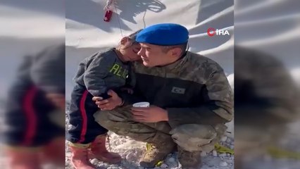 Yürekleri ısıtan görüntü: Minik çocuk dakikalarca Mehmetçik'in omzunda yattı