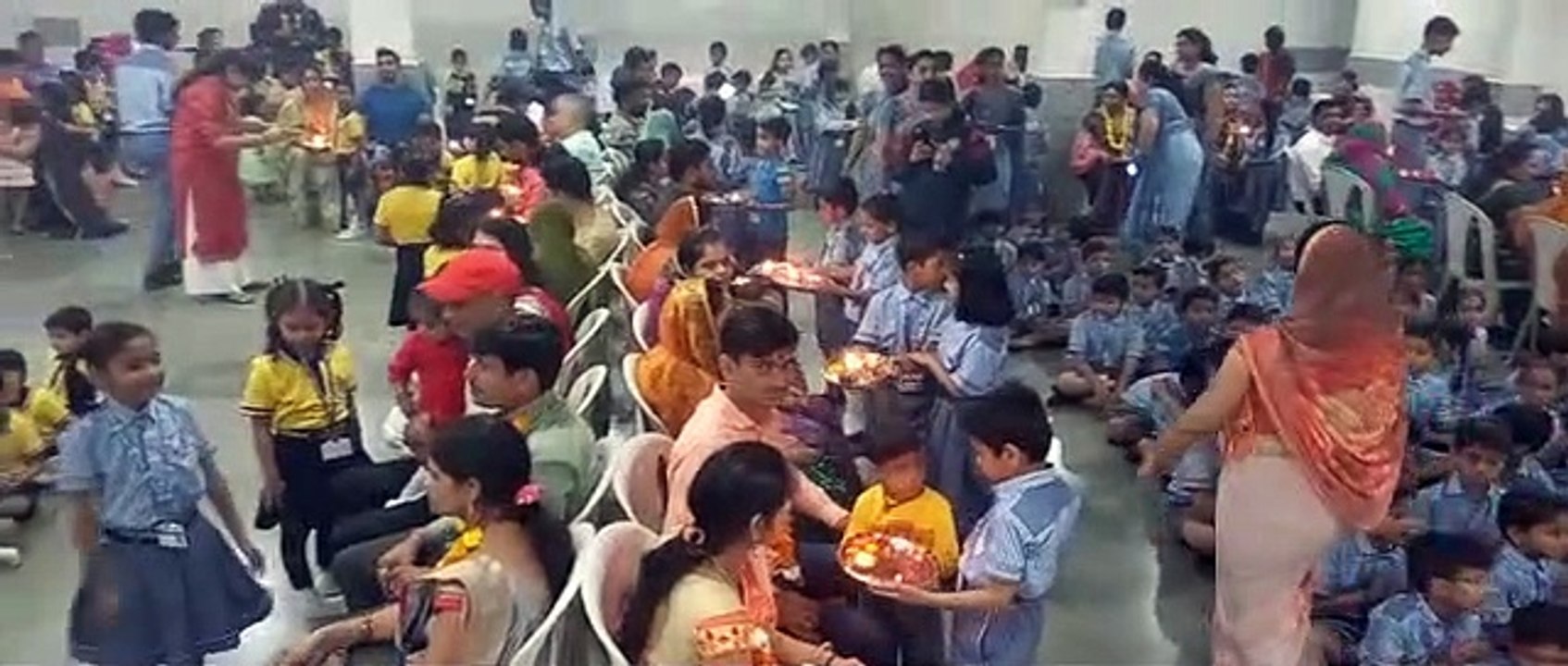 SURAT VIDEO : देखिए भारतीय संस्कृति से विद्यार्थियों जोड़ने के लिए गुजरात के स्कूलों में हो रहा अनोखा आयोजन