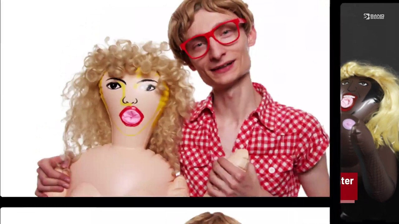 Ein Mann erwartet sein drittes Kind... mit seiner aufblasbaren Puppe