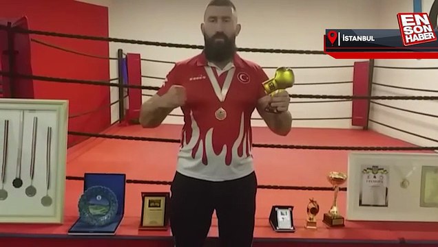 Muhammed Dursun, altın eldivenini bağışlıyor