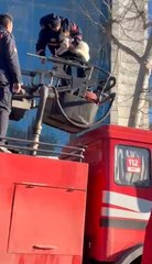 Kahramanmaraş'ta depremde hasar gören binada mahsur kalan kedi kurtarıldı