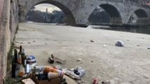 Roma, il degrado dei rifiuti all'Isola Tiberina prima del weekend