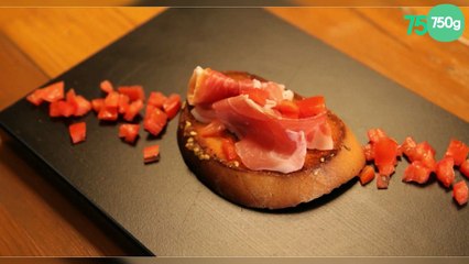 Tartine de pain aillé avec tomate et jambon