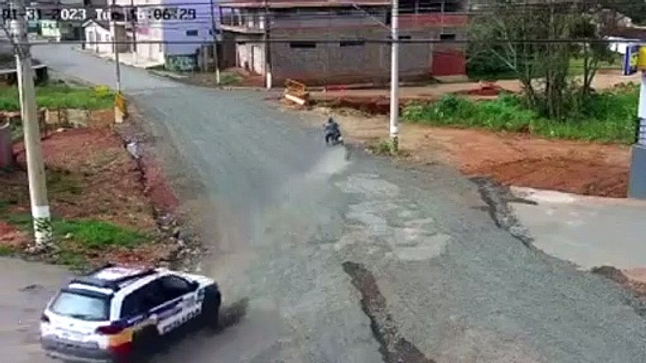Motociclista faz curva “todo de lado”