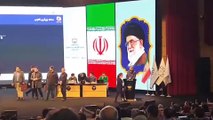 Cette ingénieure en Iran applaudie après avoir jeté son voile en plein congrès