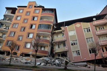 KIRIKHAN'DA BAZI BİNALAR YIKILDI BAZILARI İSE BİRBİRİNE YASLANDI; VATANDAŞLAR TAHLİYE EDİLDİ