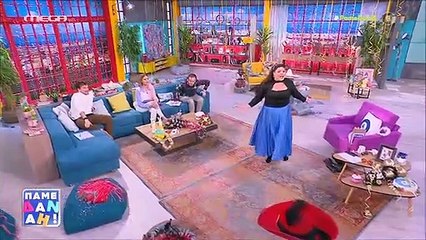 Δανάη Μπάρκα: Απίθανη στιγμή on air! Πέταξε τα παπούτσια της, έκανε «γέφυρα» και μας έβαλε τα γυαλιά