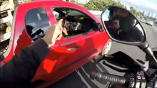 Motociclista compra fruta em plena autoestrada
