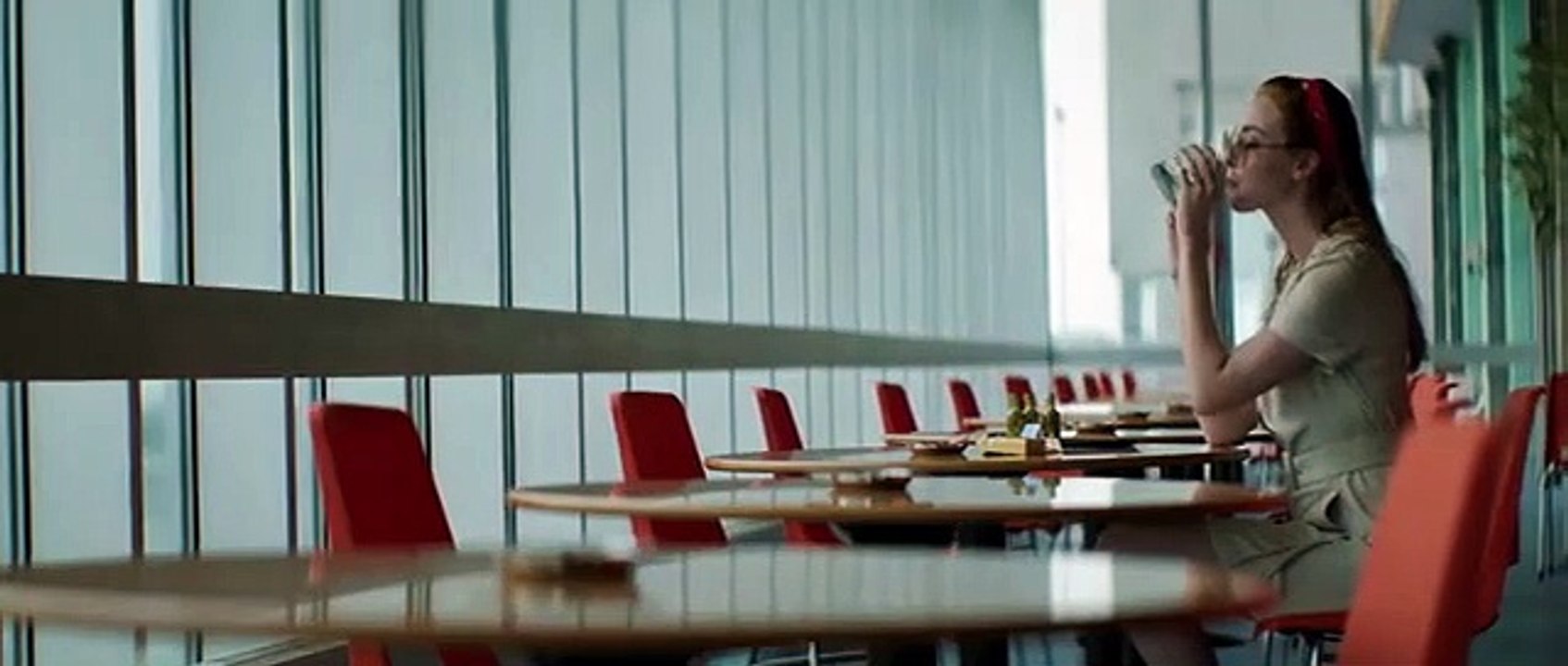 Die Dame im Auto mit Brille und Gewehr (2015)