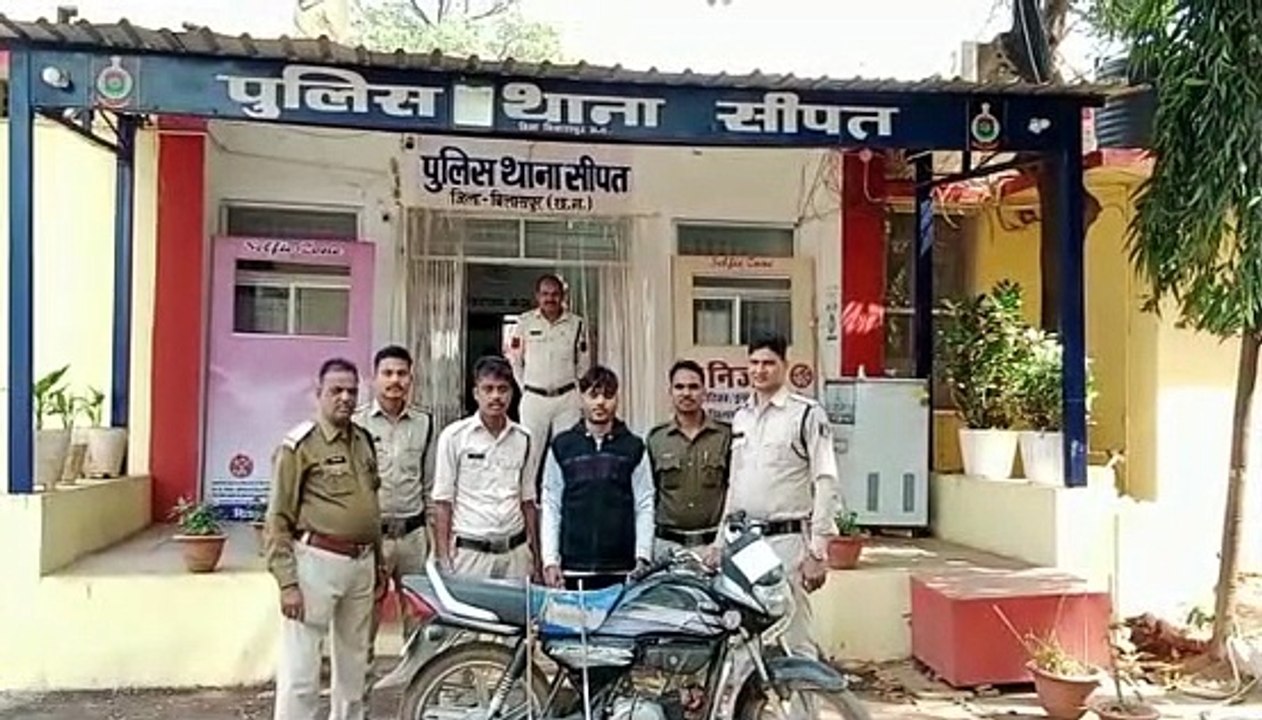 चोरी का बाइक लेकर किराना दुकान का ताला तोड़ रहा...