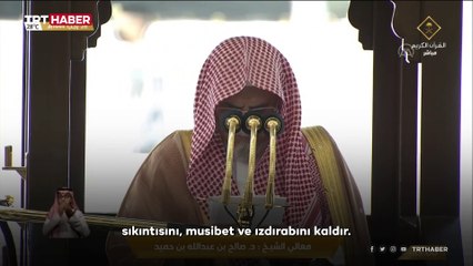 Kabe imamı depremzedeler için dua ederken gözyaşlarını tutamadı