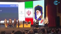 Una ingeniera iraní arrojó su hiyab delante de la foto de Ali Jamenei, líder supremo de Irán
