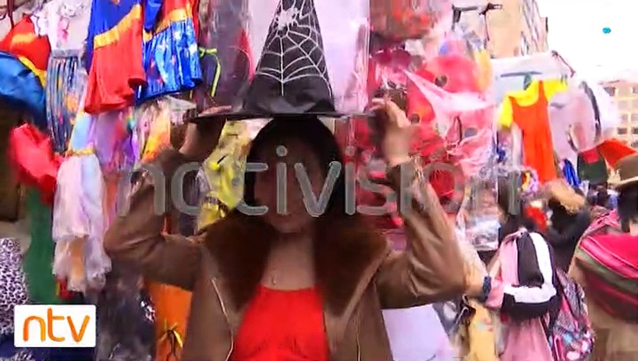 Comerciantes ofrecen novedades en disfraces, el disfraz de Merlina es el más demandado