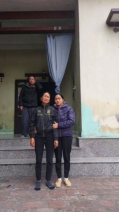 Con trai đi xuất khẩu lao động, mẹ già khóc nghẹn giây phút chia xa