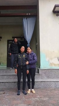 Con trai đi xuất khẩu lao động, mẹ già khóc nghẹn giây phút chia xa