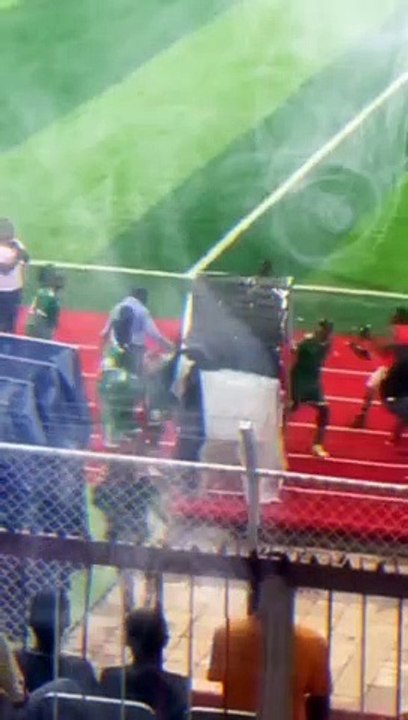 Women Footballers chase referee and beat him after he refuse to award them penalties. This incident took place in Kenya