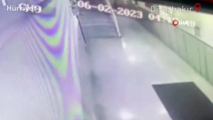 Depremden kaçarken merdivenlerden böyle yuvarlandı! O anlar kamerada