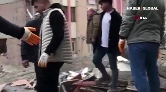 Sosyal medyadan yardım isteyen gencin enkazdan kurtarılma görüntüleri ortaya çıktı