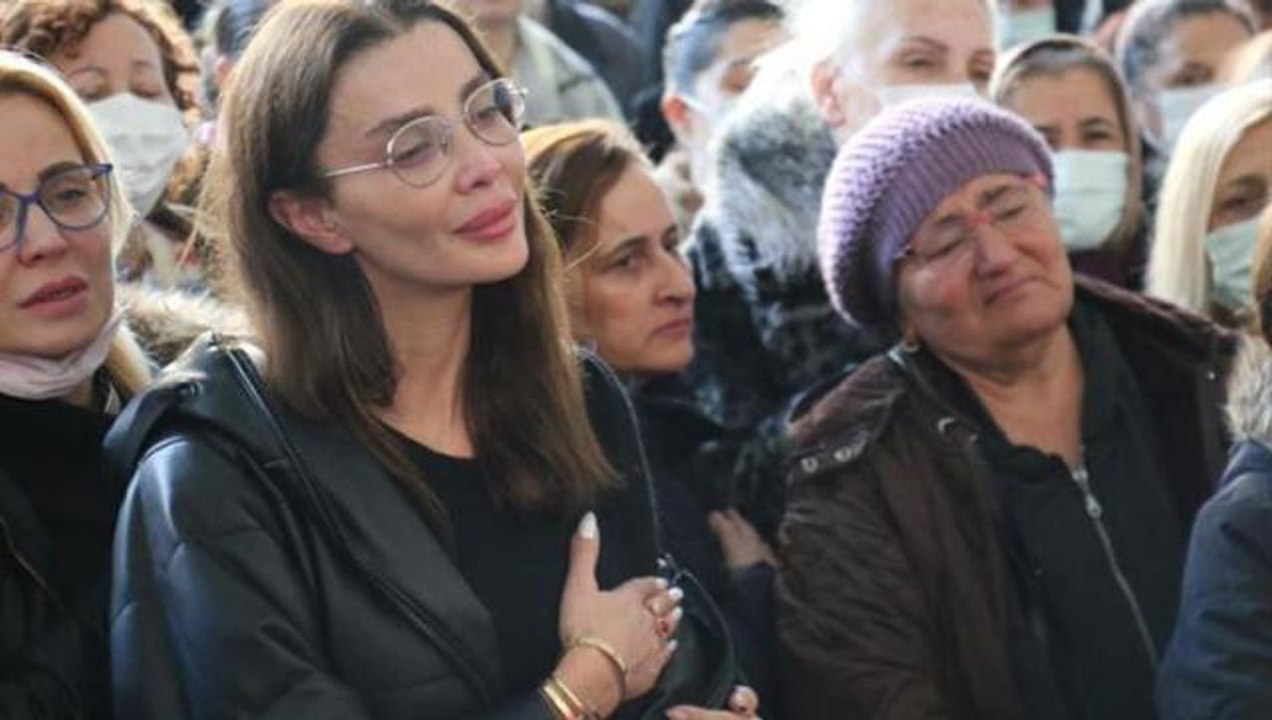 Babasını kazada kaybeden Özge Ulusoy, delil toplanmadığını söyleyerek isyan etti: Bu işin peşini bırakmayacağım