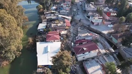Hatay'da fay hattının geçtiği köy ikiye bölündü, evler yerin dibine 3 metre düştü