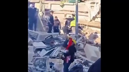 Enkaz altındaki çocuğunun kıyafetlerini koklayan babanın feryadı yürek burktu