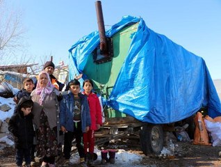 BABALARINI DEPREMDE KALP KRİZİNDEN KAYBEDEN AİLE, TRAKTÖR RÖMORKUNU EVE DÖNÜŞTÜRDÜ