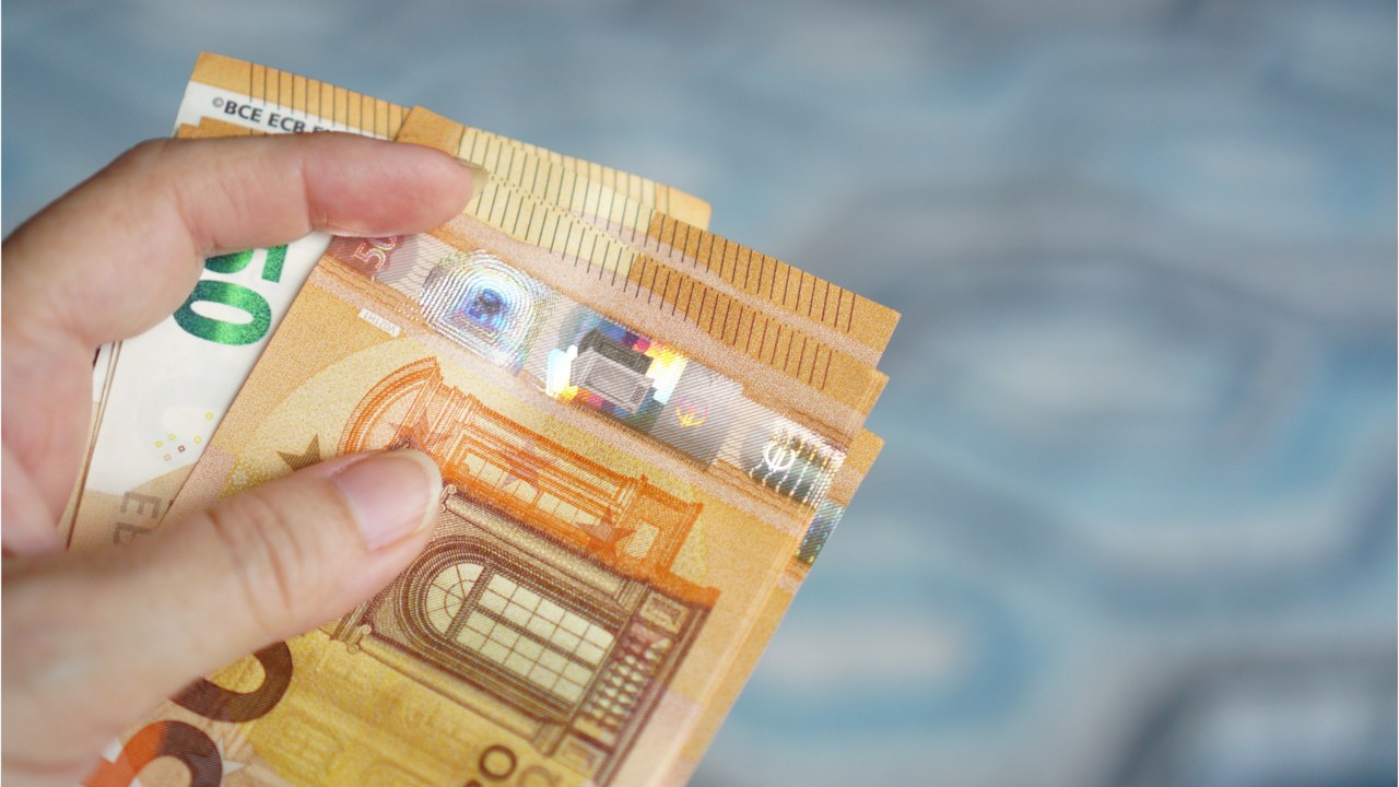 Le jeu de grattage qu'elle voulait acheter est épuisé, cette retraitée achète un ticket Millionnaire et gagne le jackpot