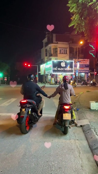 Chạy 2 chiếc xe, cặp đôi tranh thủ đèn đỏ liền nắm tay nhau không rời: Tình yêu là thế này