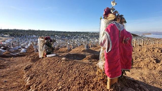 Mezarlıktaki kırmızı montun altından dram çıktı! Baba ve küçük kızı birlikte defnedilmiş