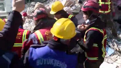 Biri çocuk 3 kişi depremin 296. saatinde sağ çıkarıldı