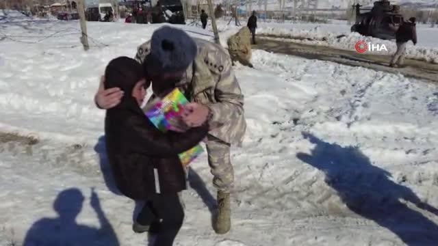 Türk Silahlı Kuvvetleri, yardımları depremzedelere ulaştırılıyormalzemeleri Türk Silahlı Kuvvetleri'ne emanet