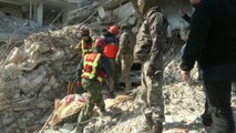 إنقاذ 3 أشخاص بينهم طفل من تحت الأنقاض بهطاي بعد 13 يوما من الزلزال