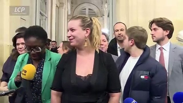 Les Insoumis se mettent à chanter devant les journalistes à l'Assemblée Nationale à la fin du débat sur les Retraites