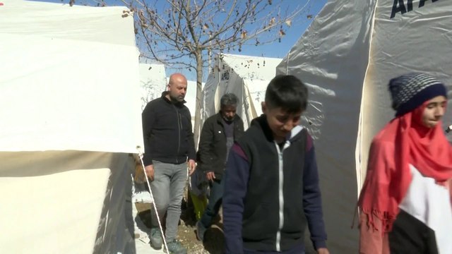 سوري يحفر بأصابعه لإخراج جثة أخيه من تحت الأنقاض