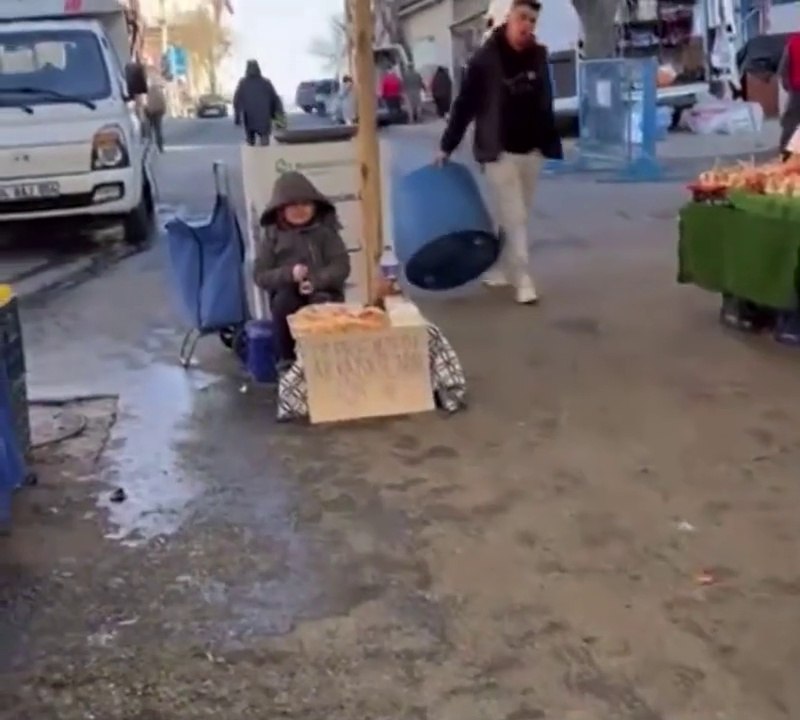 Minik Karan depremzedeler için sokakta poğaça satıyor