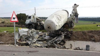 BETON MİKSERİ HAFİF TİCARİ ARACA ÇARPTI 1 ÖLÜ, 1 YARALI