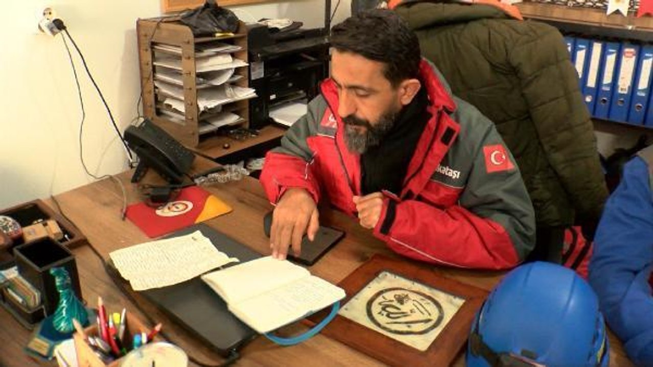 DEPREMDE ÖLEN BABANIN, KIZININ DEFTERİNE YAZDIĞI NOT DUYGULANDIRDI