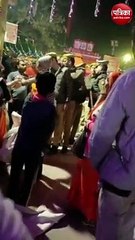 मुक्तेश्वनाथ मंदिर के बाहर गरीब  महिला को दारोगा ने जड़ा थप्पड़, वीडियो वायरल