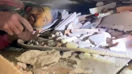 Depremin 296. saatinde enkaz altında ilk temas! İşte o anlar...