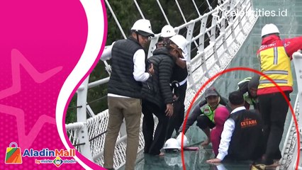 Detik-Detik Khofifah Terpeleset dan Jatuh di Jembatan Kaca Bromo