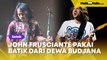 Keren! Gitaris Red Hot Chili Peppers, John Frusciante Pakai Batik Hadiah dari Dewa Budjana